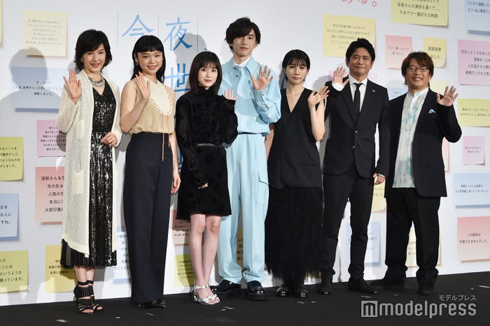 (左から)水野真紀、古川琴音、福本莉子、道枝駿佑、松本穂香、萩原聖人、三木孝浩監督(C)モデルプレス