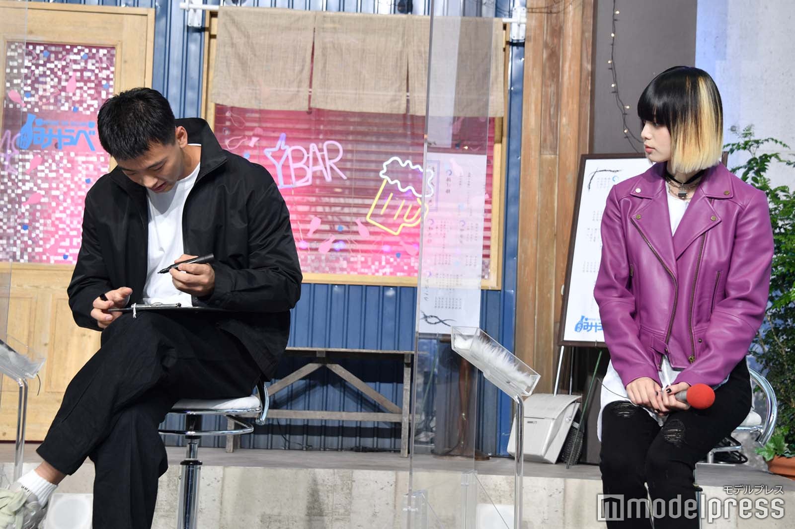 短冊を書く竹内涼真を見守る平手友梨奈 （C）モデルプレス