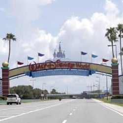 米ディズニー、3万人超削減 従来計画から4千人増