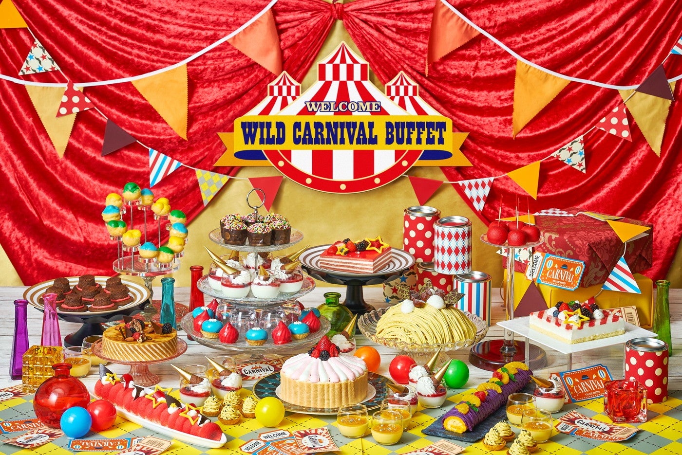 ヒルトン東京お台場で“サーカス”デザートビュッフェ、テント形ケーキやリンゴ飴風ムース