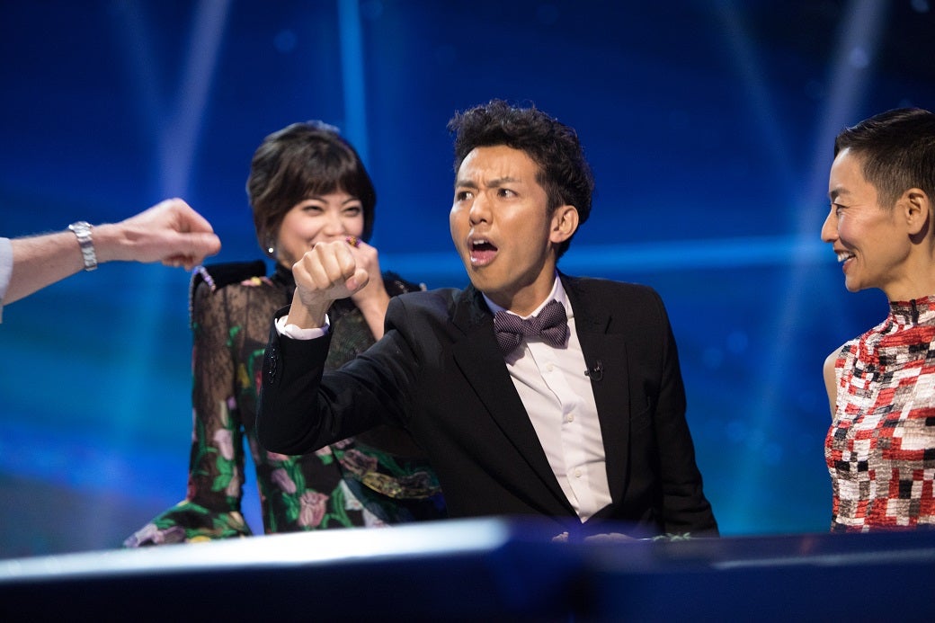 綾部祐二（中央）（提供写真）