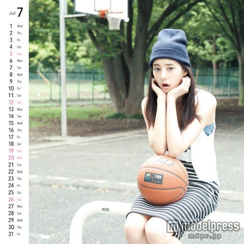 新木優子「新木優子オフィシャルカレンダー2015」より