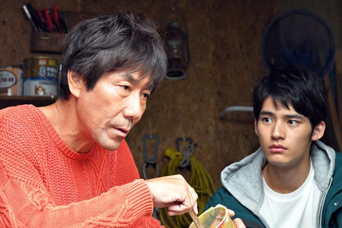 岸谷五朗、岡田健史/「中学聖日記」第10話より(C)TBS