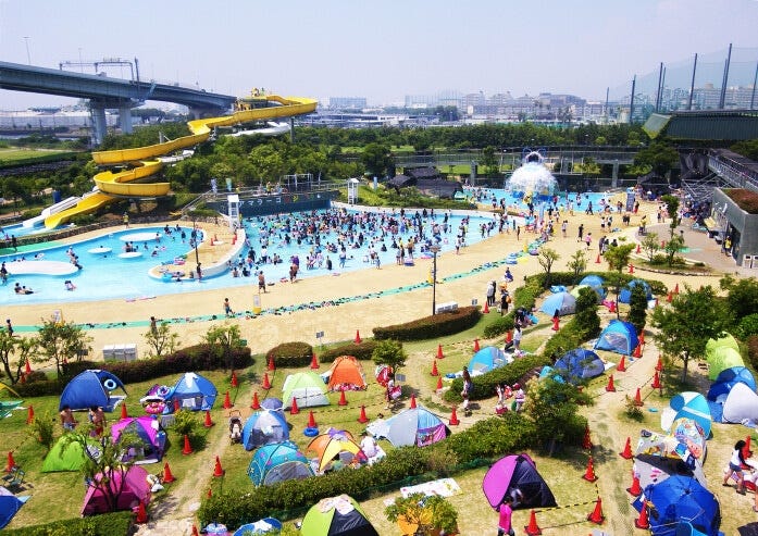 中央が「造波プール」、左が「じゃぶじゃぶ流水プール」、右に「遊具プール」があります