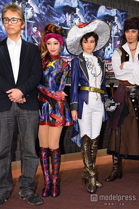 （左から）上島雪夫氏、桜井玲香、生田絵梨花、青木玄徳