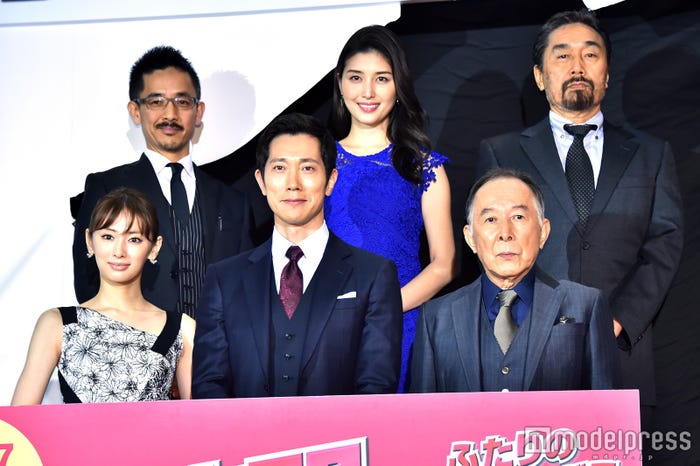 (前列左から)北川景子、佐々木蔵之介、橋爪功(後列左から)小林聖太郎監督、橋本マナミ、黒川博行氏(C)モデルプレス