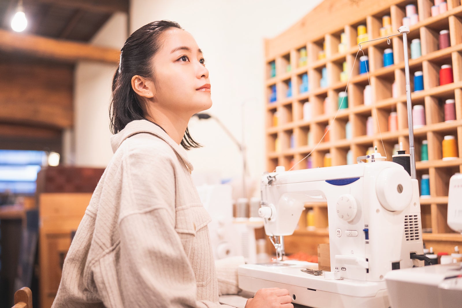 深川麻衣（C）KADOKAWA（C）テンカラット　PHOTO／MAKINO SHOTA