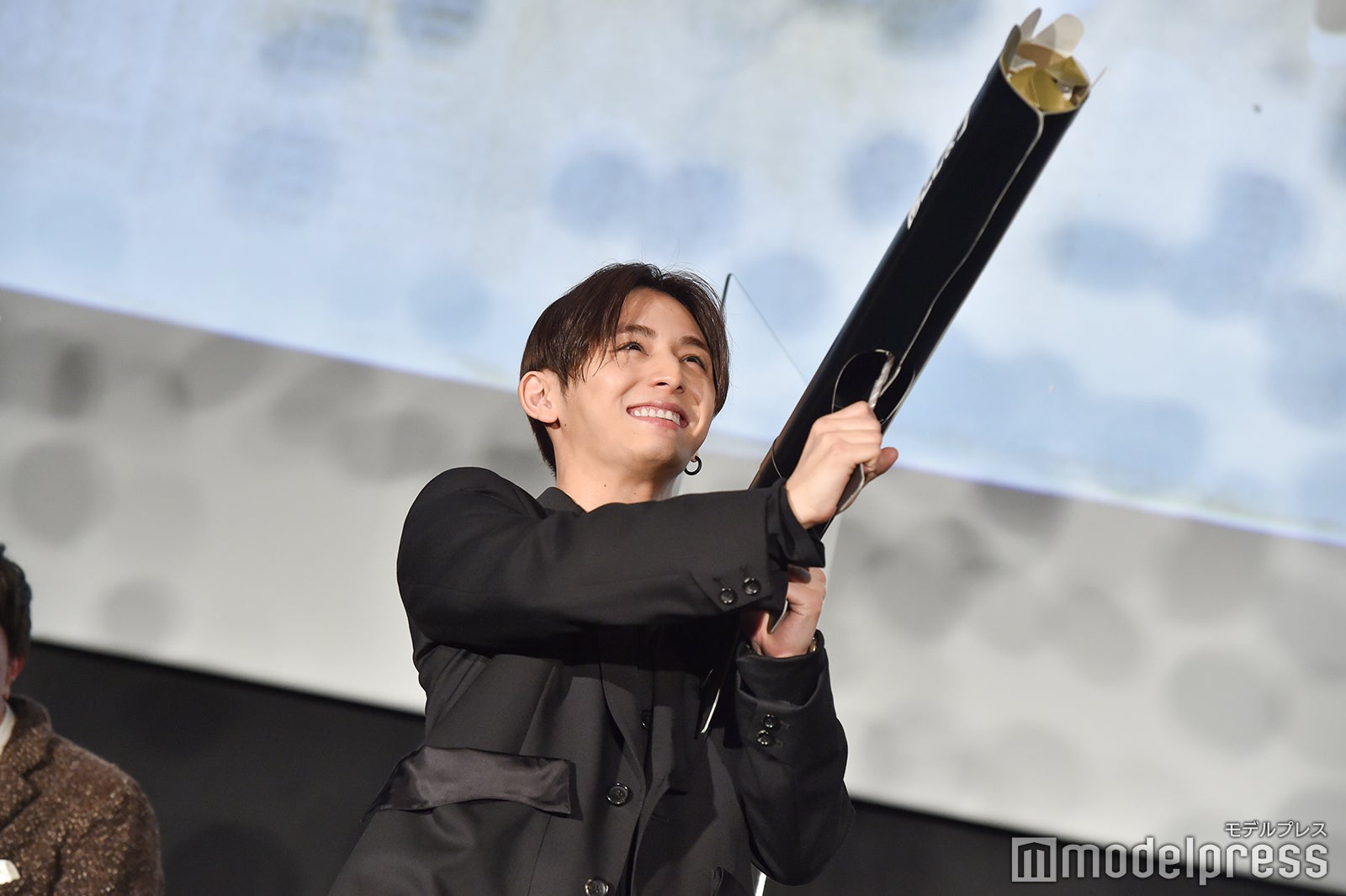 キャノン砲を持って楽しそうな山田涼介 （C）モデルプレス