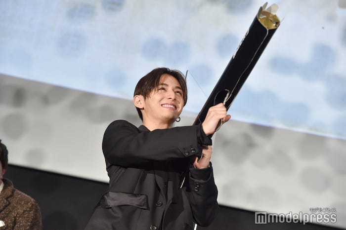 キャノン砲を持って楽しそうな山田涼介 (C)モデルプレス