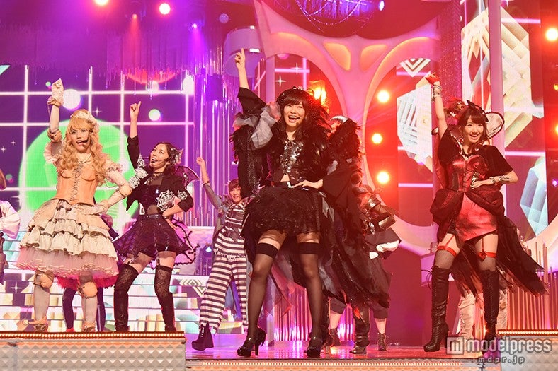 THE MUSIC DAY での初披露の様子（C）AKS