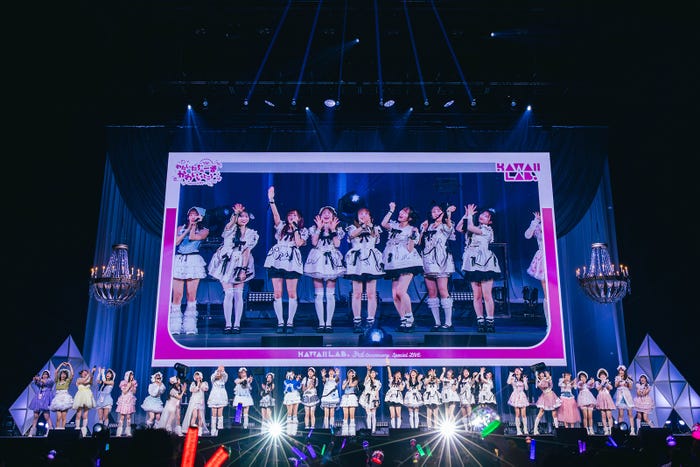 オープニング「KAWAII LAB. 3rd Anniversary Special LIVE 〜わたし“たち”の一番かわいいところ〜 supported by UP-T」より/PHOTO:ヨシモリユウナ、高田真希子、下山春香