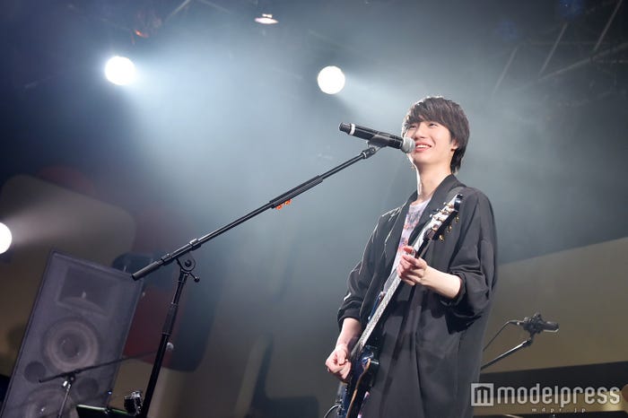 トーク中は笑顔が絶えない(C)モデルプレス