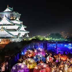 NYスタイルの屋上スノードームBar登場 大阪城を望むロケーションでクリスマスナイトパーティ/画像提供:株式会社ポジティブドリームパーソンズ