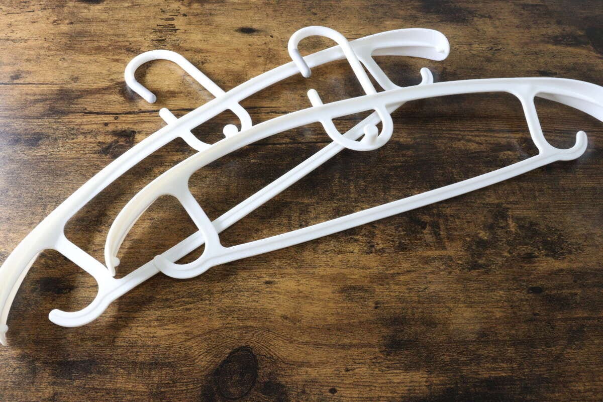 ダイソーの連結できるアーチ型ワイドハンガー（2本、ゴムフックタイプ）のビジュアル