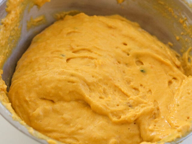 　合わせておいた粉類を加え、ゴムベラで底から返すようにしながら混ぜ合わせる。