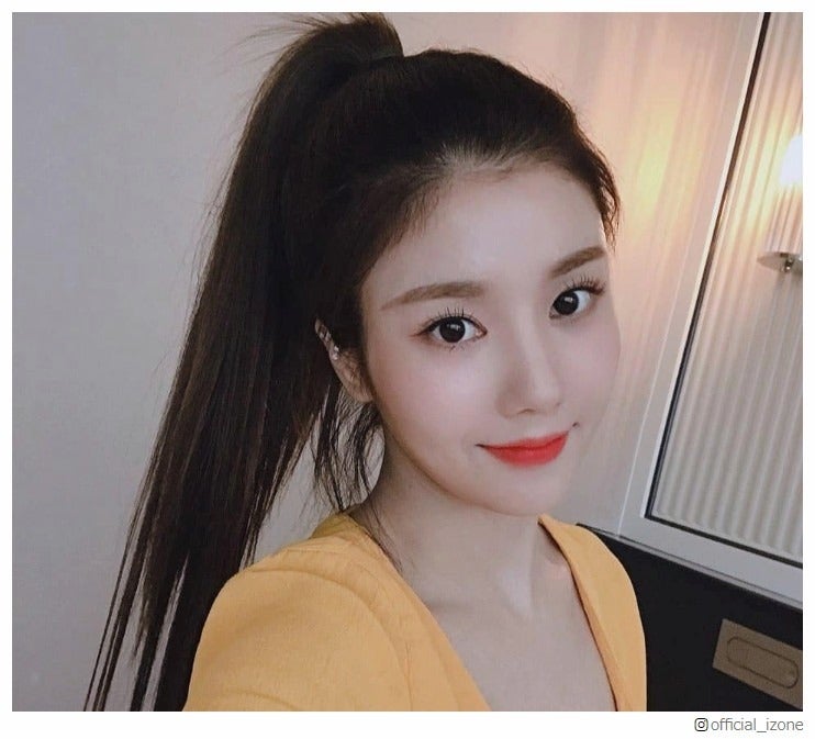 IZ*ONEクォン・ウンビ、ポニーテールの自撮りショットに絶賛の声