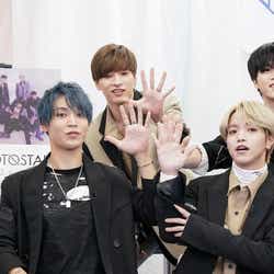 JO1、生配信で質問回答 川尻蓮の銀髪のきっかけは?與那城奨がメンバーの手を当てる<JO1デビュー記念生配信企画>