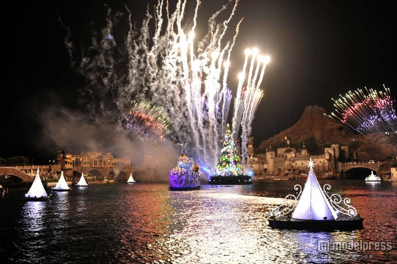 東京ディズニーシー「カラー・オブ・クリスマス」（C）Disney