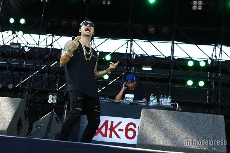 AK-69「気持ちよすぎるんだけど」真夏のビーチパーティー開幕＜SUMMER SONIC 2015＞