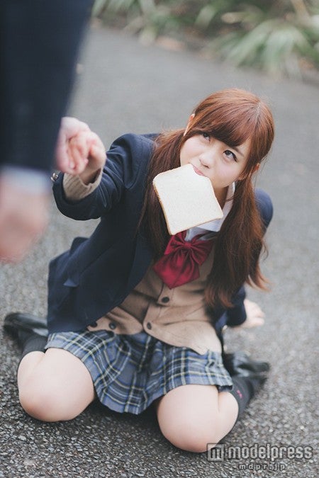 「食パンを咥えた女子高生とぶつかるレアなケース」写真素材ぱくたそ／モデル 河村友歌