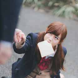 「食パンを咥えた女子高生とぶつかるレアなケース」写真素材ぱくたそ／モデル 河村友歌