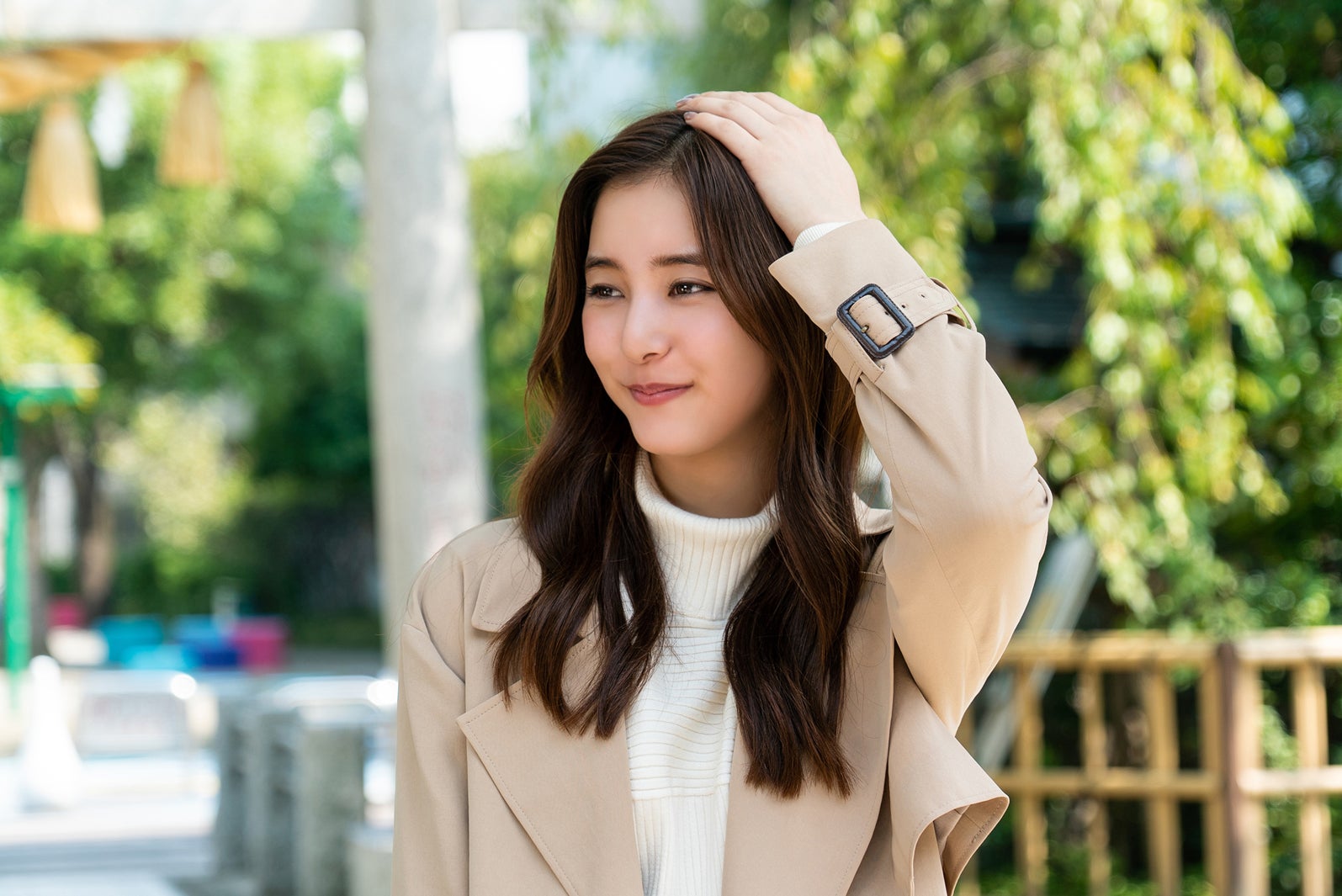 ピンク系のチークと涙袋のハイライトをつけた新木優子／「モトカレマニア」より（C）フジテレビ