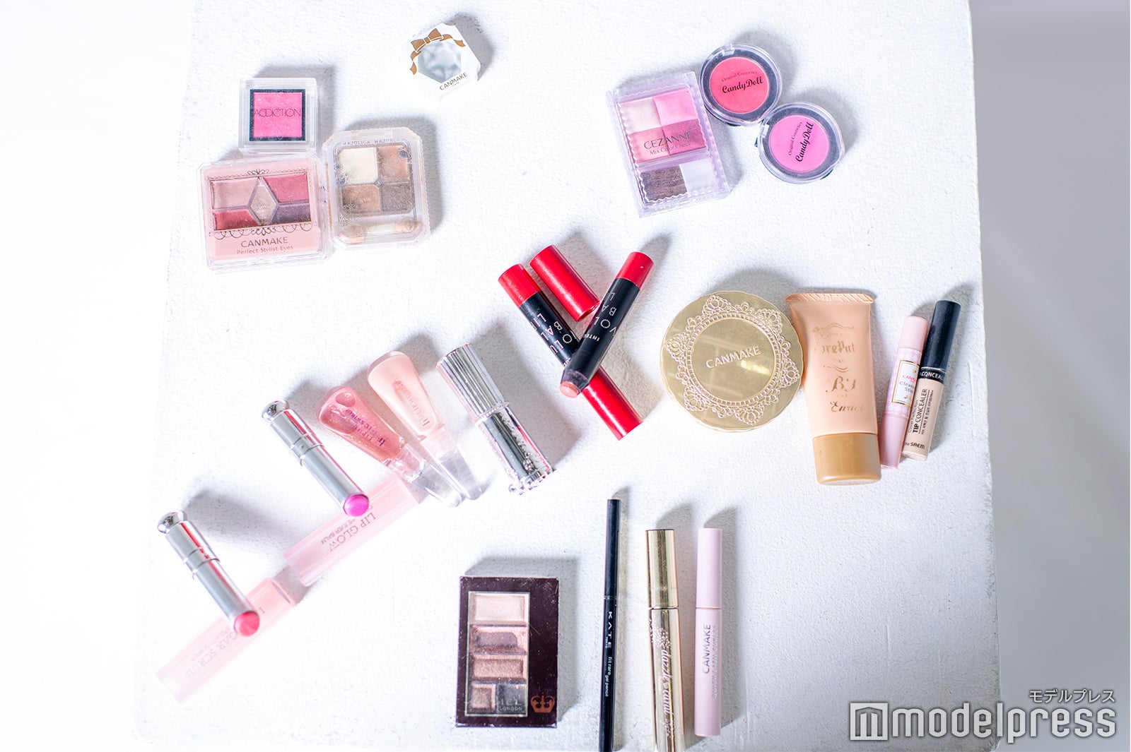 江籠裕奈のメイクポーチ中身 （C）モデルプレス