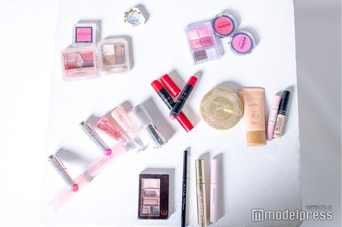 江籠裕奈のメイクポーチ中身 (C)モデルプレス