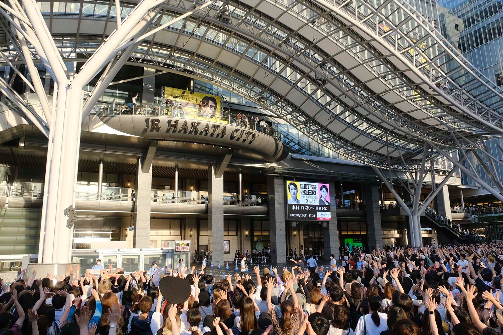 福山雅治＆柴咲コウの元に7000人が駆け付ける（C）2022「沈黙のパレード」製作委員会