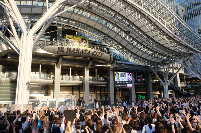 福山雅治&柴咲コウの元に7000人が駆け付ける(C)2022「沈黙のパレード」製作委員会