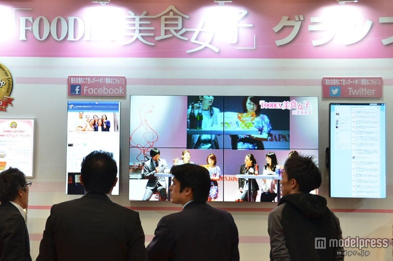 「FOODEX美食女子」ブースのモニターにfacebookページが表示され、リアルタイムのブースガイドとして活用されている