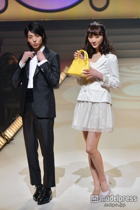 （左より）高杉真宙、鈴木友菜