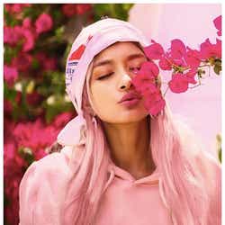 モデルプレス - ローラのピンクヘアに絶賛の声相次ぐ「可愛すぎ」「めちゃくちゃ似合う」