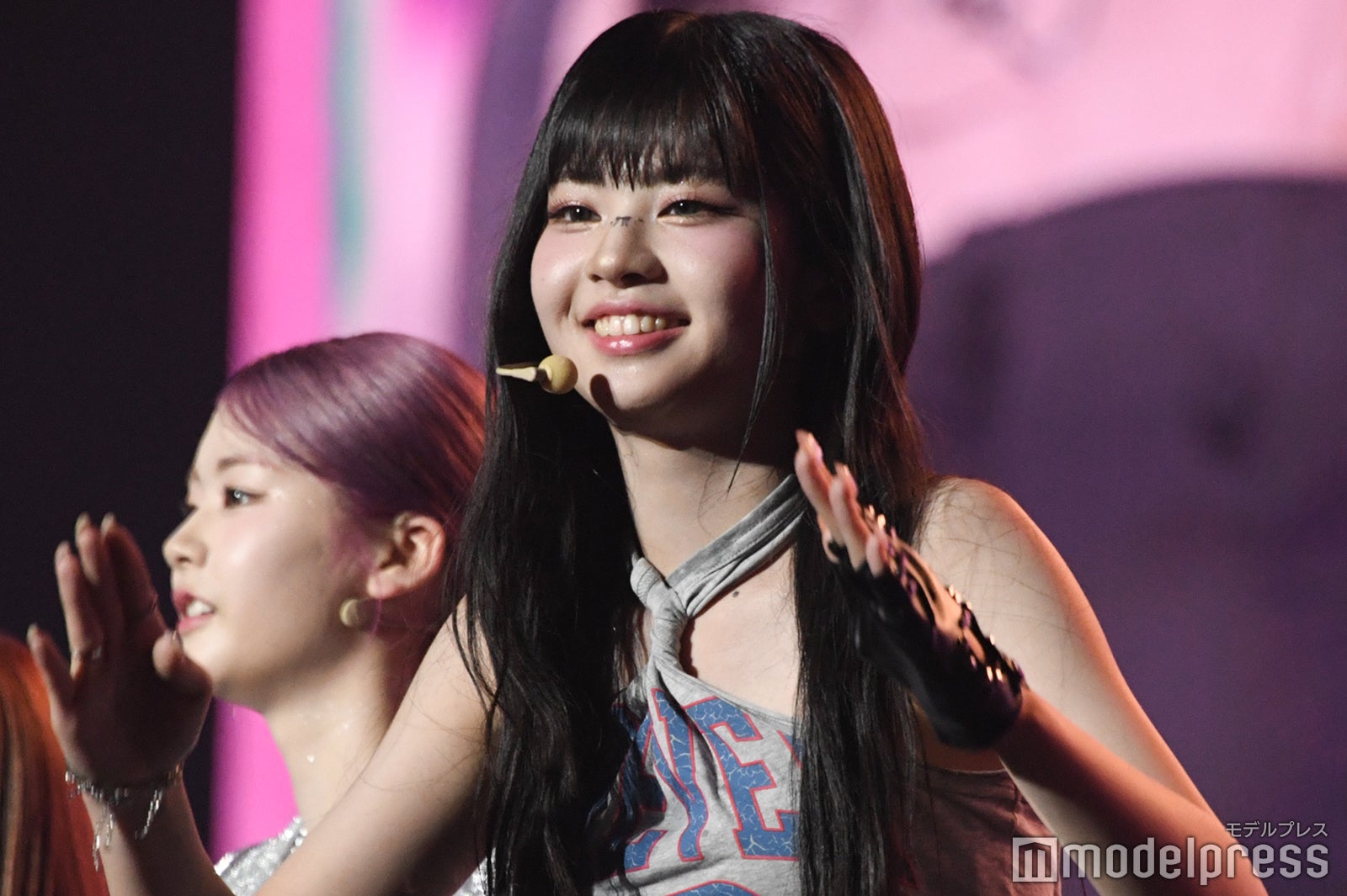 ファンに手を振る村上璃杏（C）モデルプレス