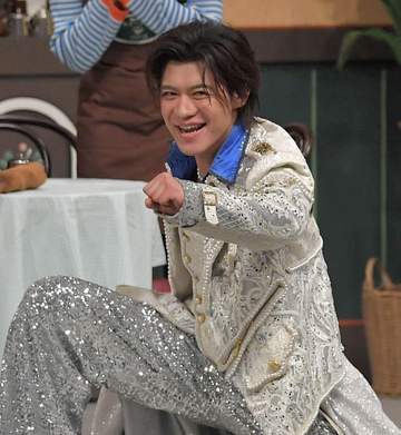 新浜レオンが吉本新喜劇サプライズ出演で膝スラ披露 穴の開かないズボンの素材にすっちーら熱視線「もう10本目なんです」
