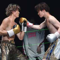ボクシングシーンは迫力満点（左から）森本慎太郎、渡辺翔太／ゲネプロより（C）モデルプレス