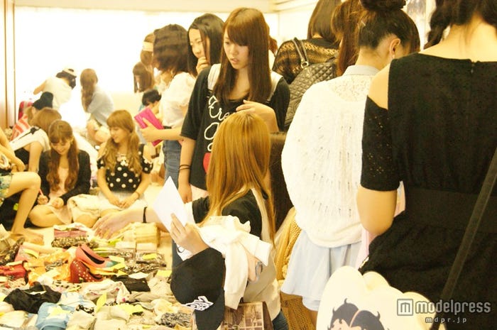 賑わいを見せる「フリマ&交流会」会場風景