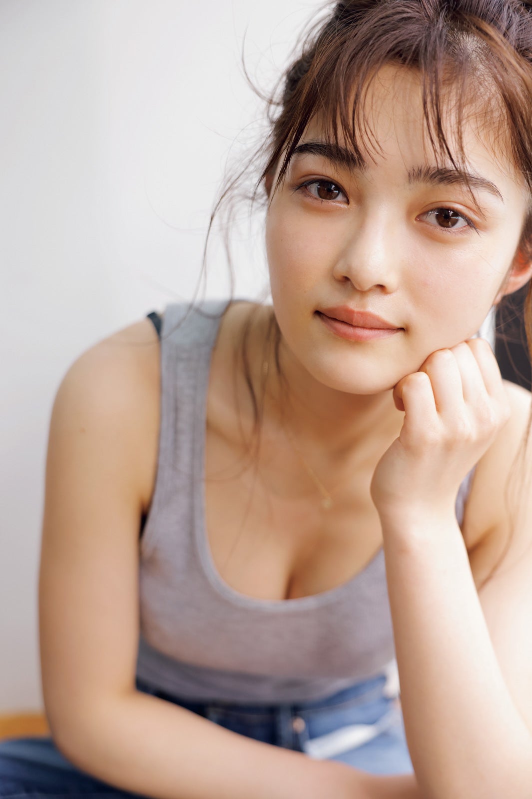 井上咲楽、美谷間チラリで輝き放つ