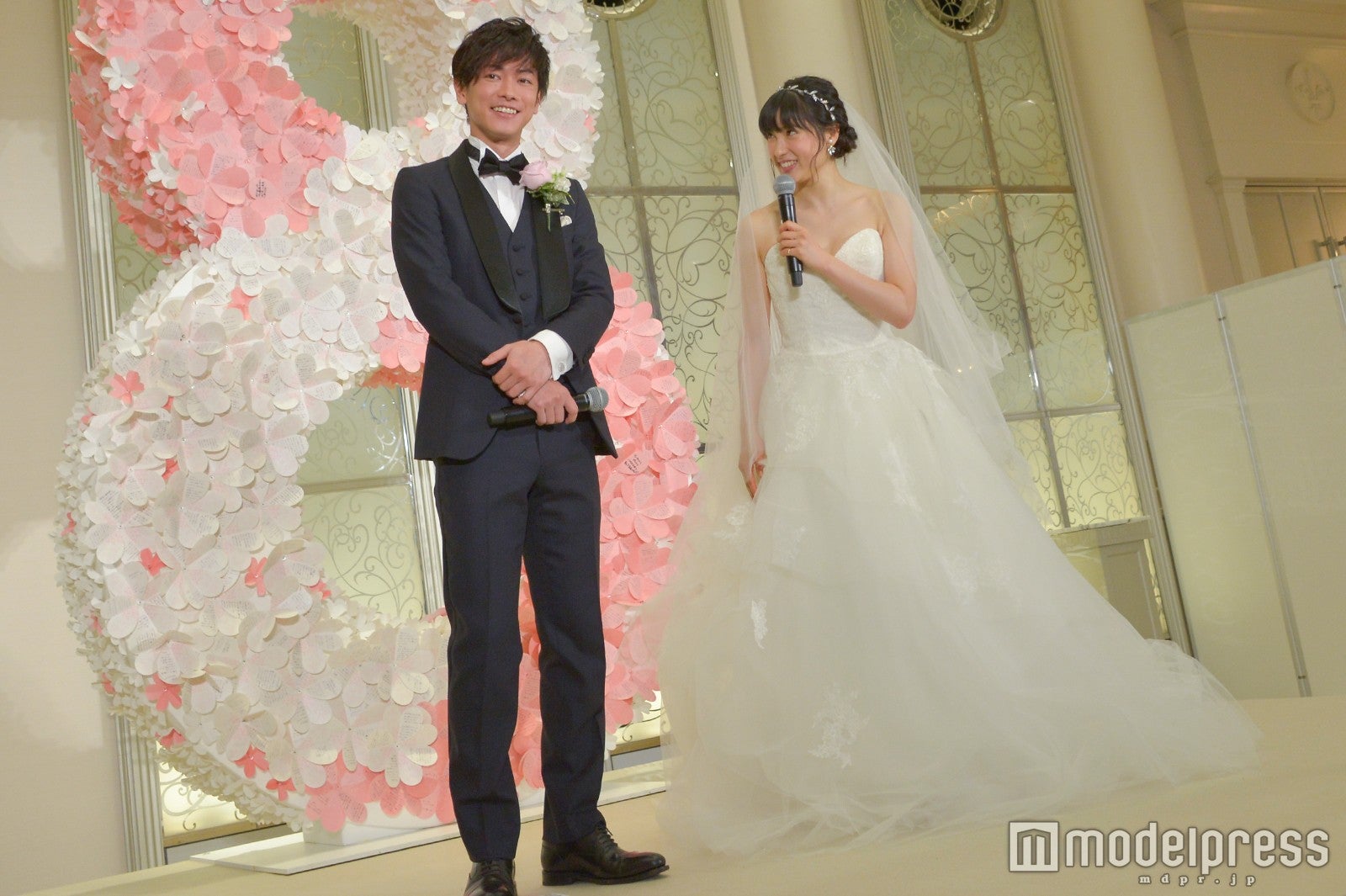 佐藤健＆土屋太鳳、ウェディング姿で“結婚式”「前代未聞だよ、こんな