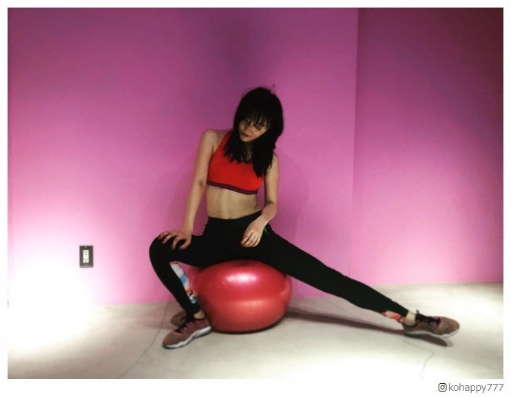 久住小春、縦線くっきり美腹筋に反響「カッコよすぎ」