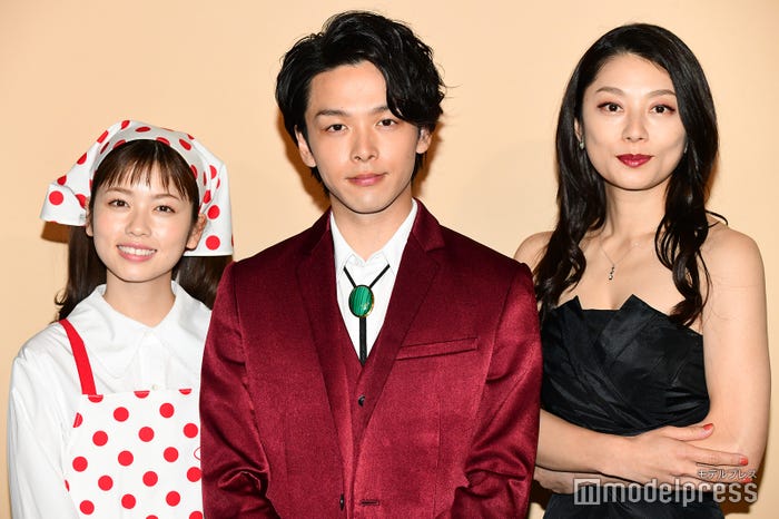 (左から)小芝風花、中村倫也、小池栄子(C)モデルプレス