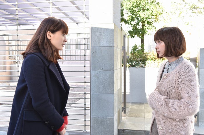 綾瀬はるか、本田翼/「奥様は、取り扱い注意」第9話より(画像提供:日本テレビ)