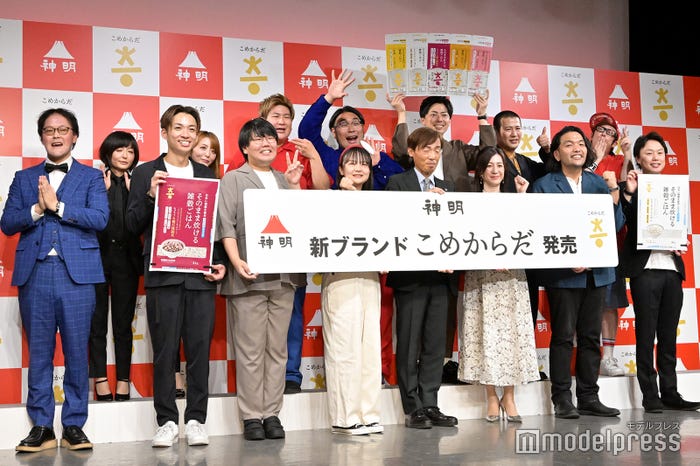 (後列左から)Dr.ハインリッヒ(幸・彩)、ビスケットブラザーズ(きん・原田泰雅)、コットン(西村真二・きょん)、ですよ。(前列左から)アインシュタイン(稲田直樹・河井ゆずる)、蛙亭(中野周平・イワクラ)、藤尾益雄社長、野々村友紀子、見取り図(盛山晋太郎・リリー) (C)モデルプレス