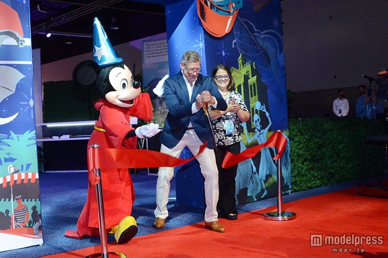 レセプションにてテープカットを実施