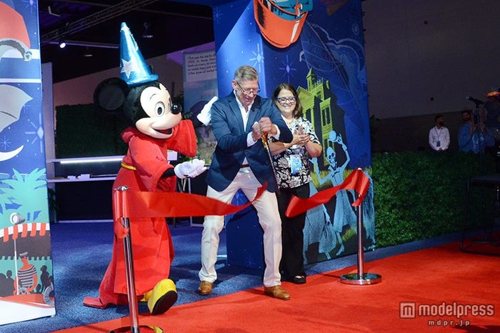 レセプションにてテープカットを実施