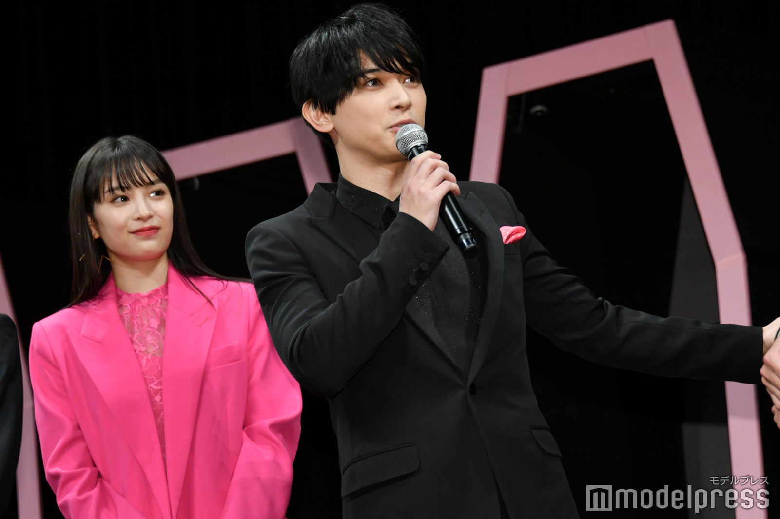 棺桶から出てきた感想を「お祭り感というか、この映画にぴったりなのかなと思いました」と語る吉沢亮 （C）モデルプレス