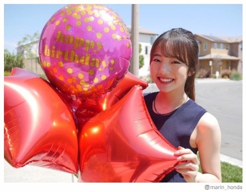 フィギュア本田真凜、満開笑顔で18歳バースデー報告「大人っぽくなった」「どんどんキレイになる」