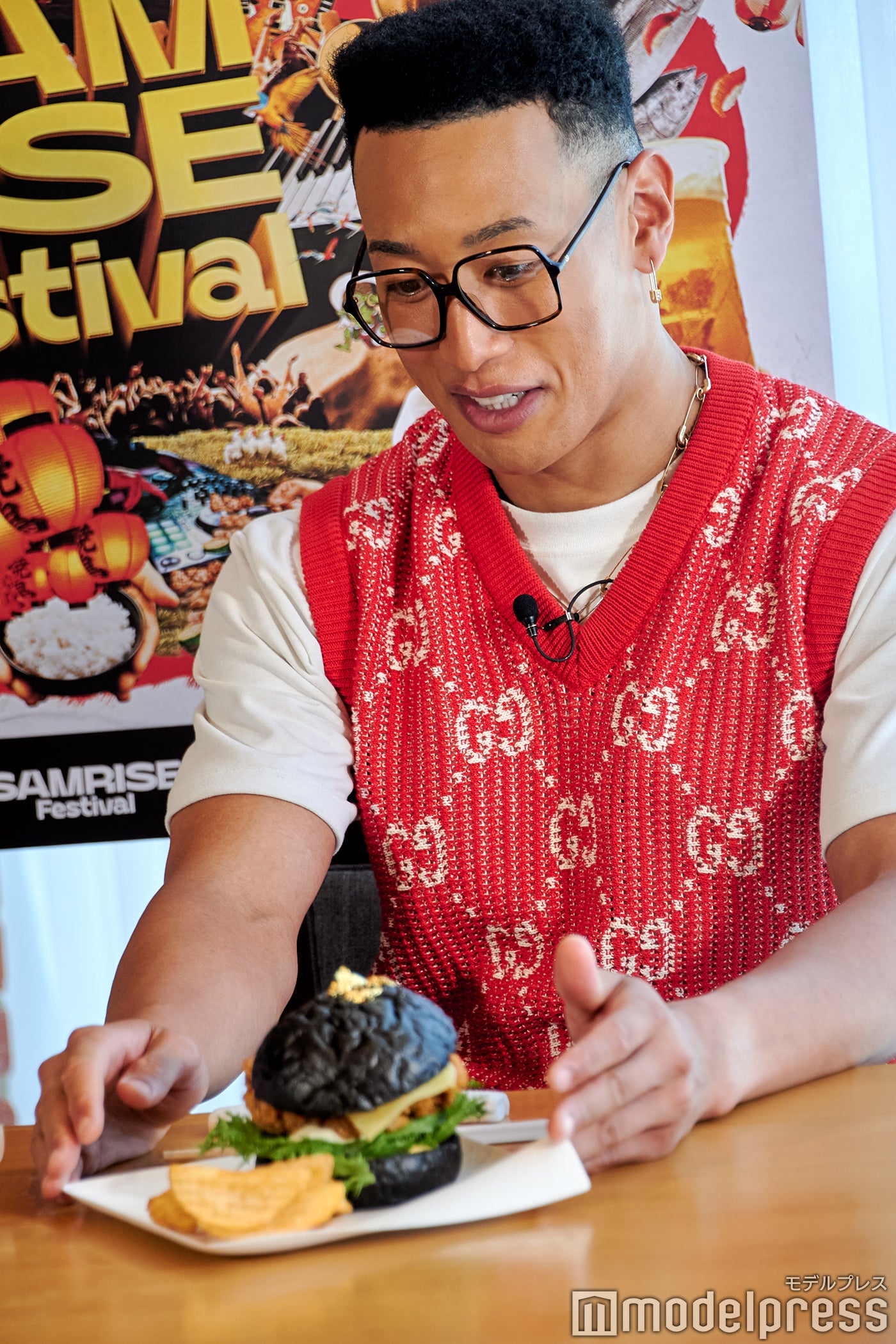 「鳥しき」のブラックチキンバーガー（C）モデルプレス