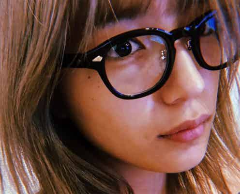 川口春奈、”10年ぶり新調メガネ”姿を公開「セクシー」と絶賛の声
