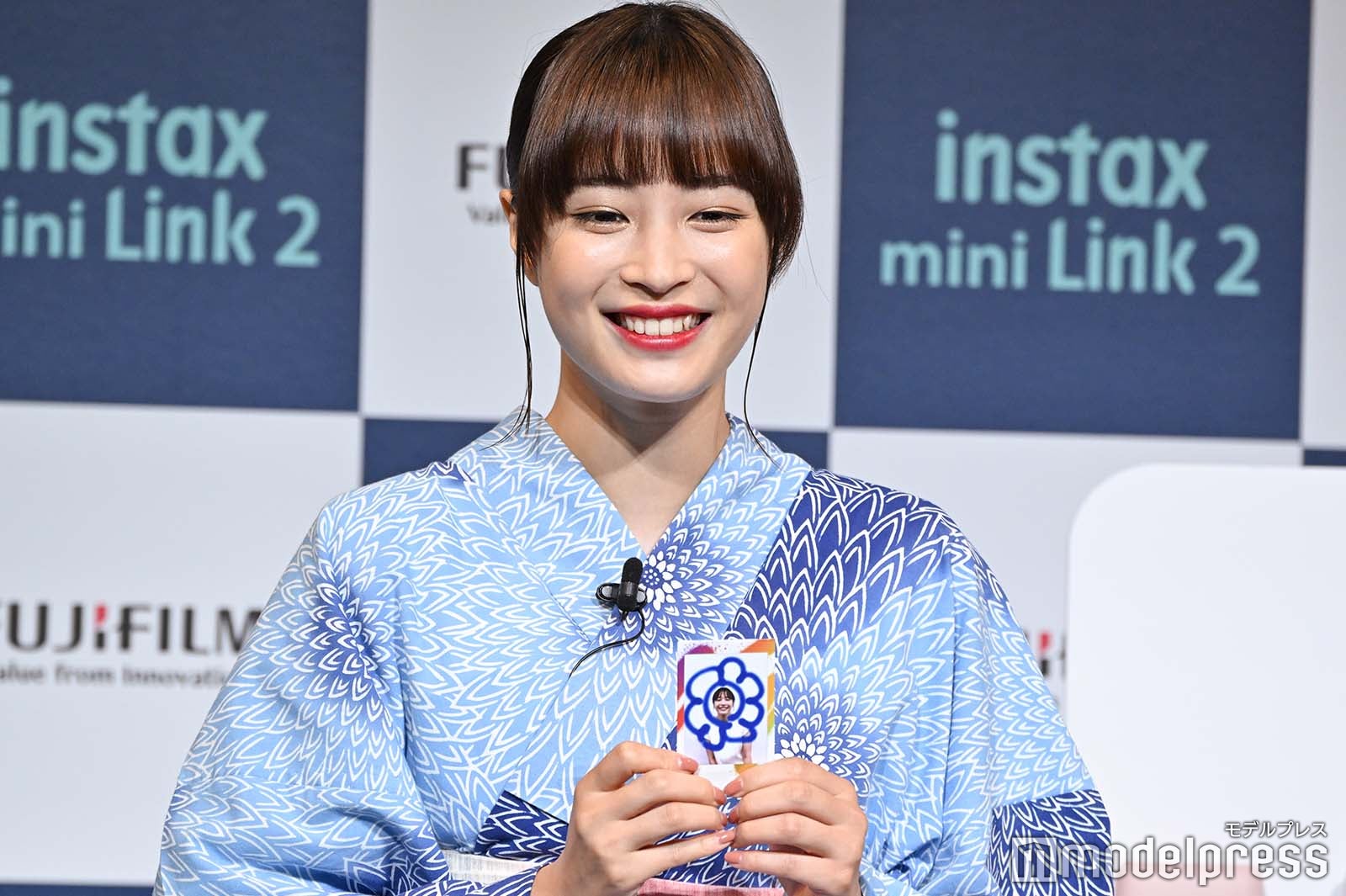 チェキを持つ広瀬すず （C）モデルプレス